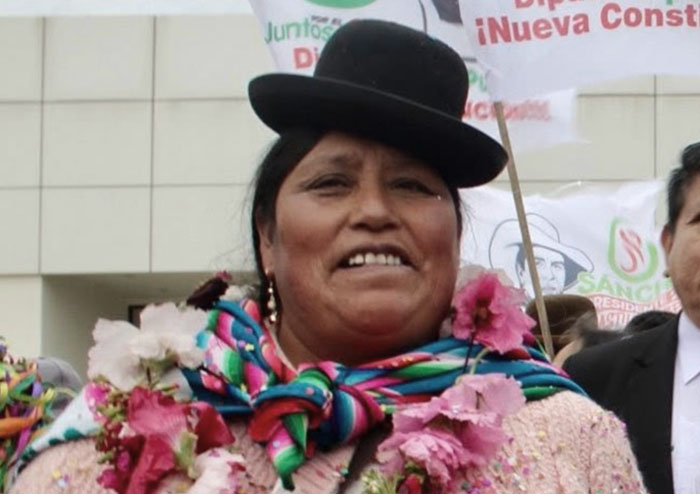Puno: rechazan ataques racistas contra candidata Brígida Curo Bustincio